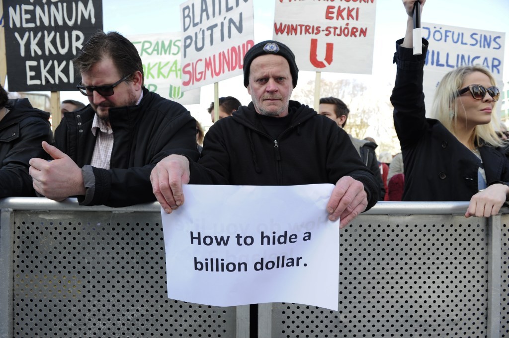 People demonstrate against Iceland's Prime Minister Sigmundur Gunnlaugsson in Reykjavik, Iceland on April 4, 2016 after a leak of documents by so-called Panama Papers stoked anger over his wife owning a tax haven-based company with large claims on the country's collapsed banks. REUTERS/Stigtryggur Johannsson - RTSDKAB
